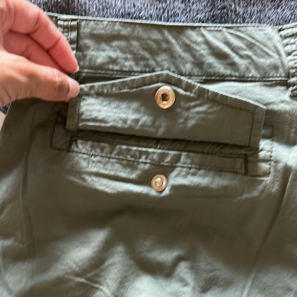 NWT GUESS wycnd short army green w gold buttons 26 - Picture 6 of 7